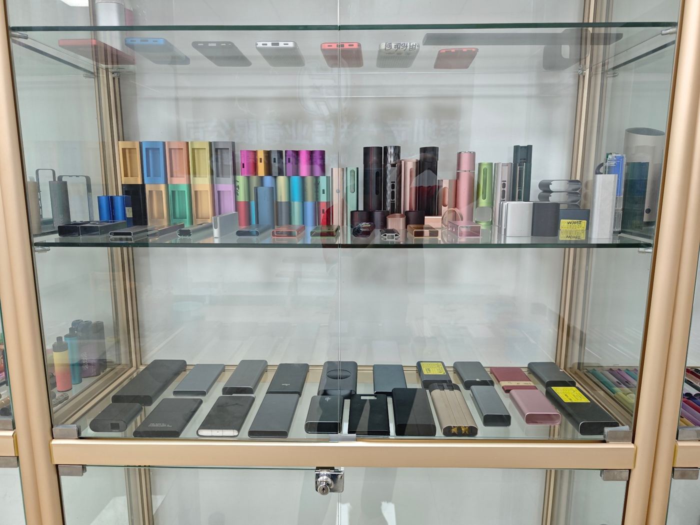 某头部新能源储能企业：高耐候氟碳喷涂铝壳体，户外储能产品通过 IP65 盐雾 1000h 测试
