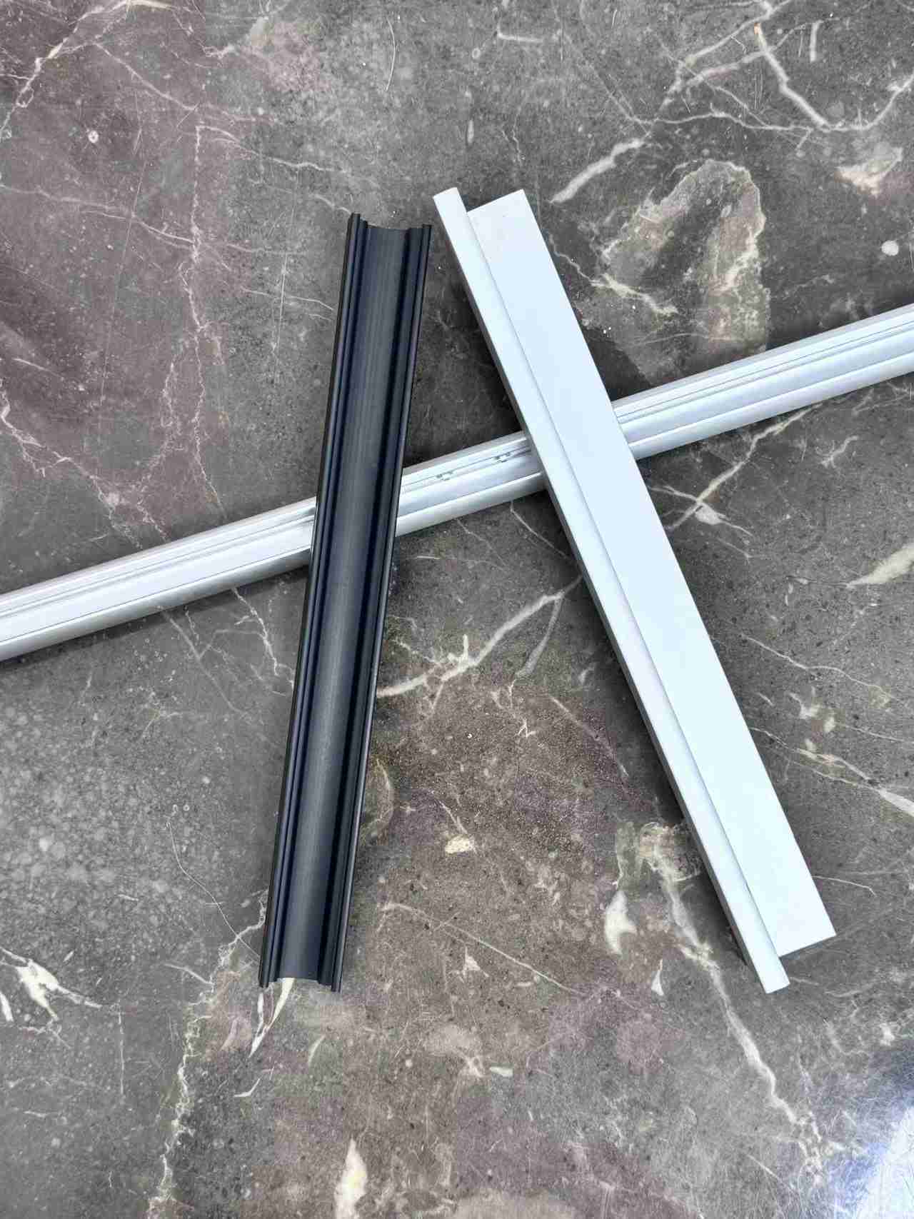 铝外壳喷砂和拉丝区别